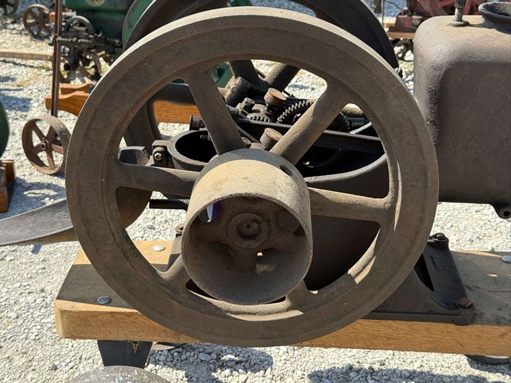 sandwich-3-hp-hit-&-miss-engine-on-truck-image-114