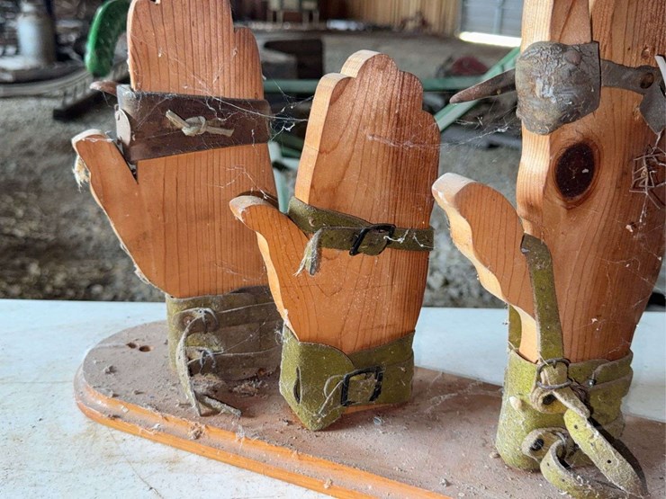 display-of-corn-husk-shuckers-image-13