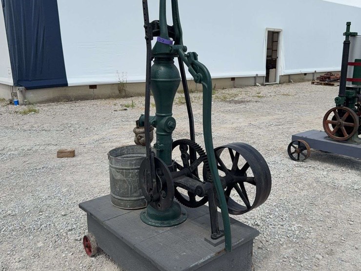 red-jacket-hand-pump-with-flywheel-drive,-demonstration-piece-image-4