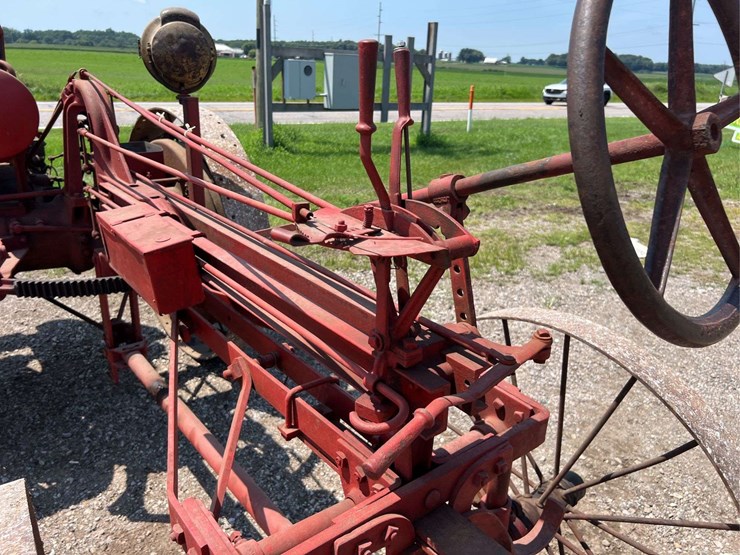 moline-universal-model-d-image-41