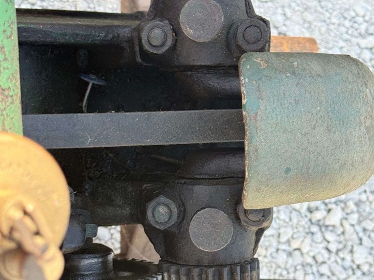 hercules-1½-hp-hit-&-miss-engine-on-truck-image-15