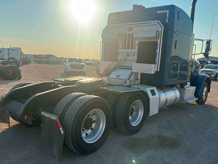 2015-peterbilt-367-image-4
