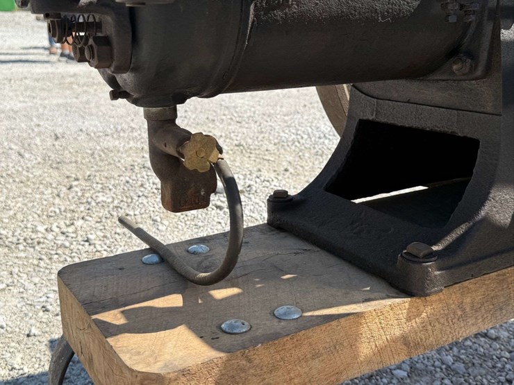 sandwich-3-hp-hit-&-miss-engine-on-truck-image-144