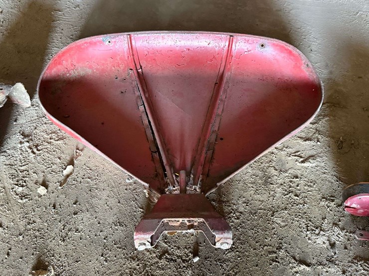pair-of-international-harvester-farmall-tractor-rear-fenders-with-mounting-brackets-and-pto-shield-image-6