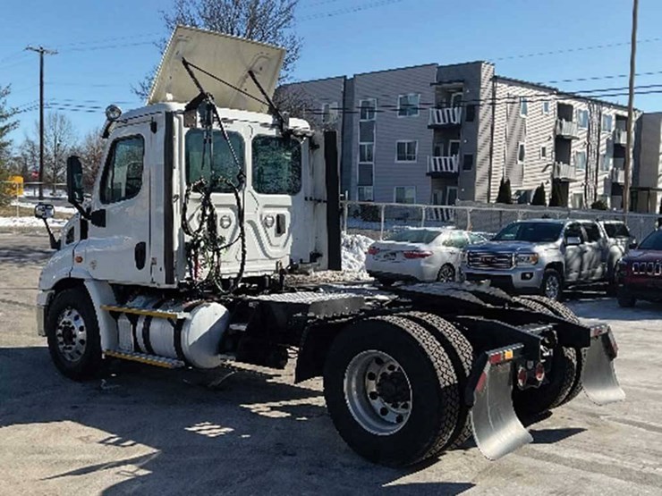 2017-freightliner-cascadia-113-image-2