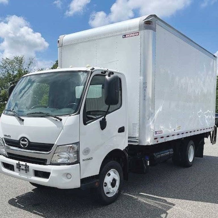 2017 HINO 195