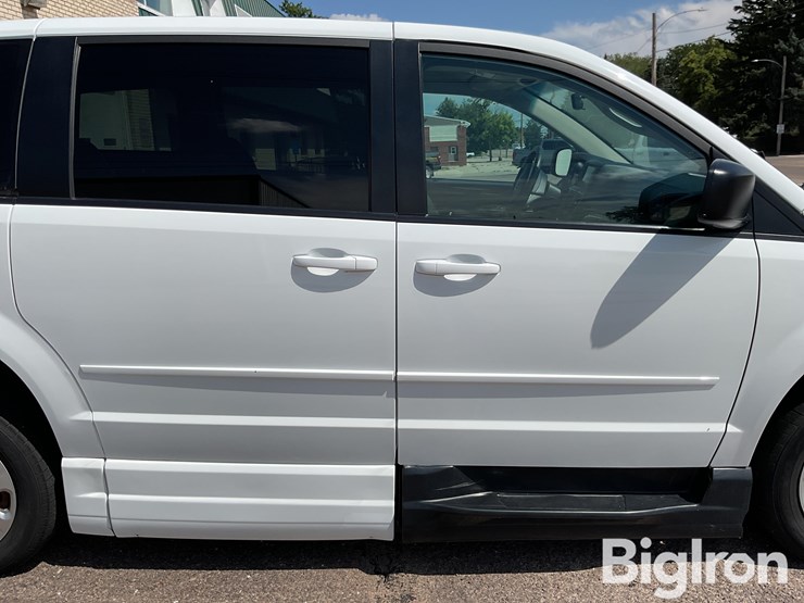 2017-dodge-grand-caravan-se-image-18