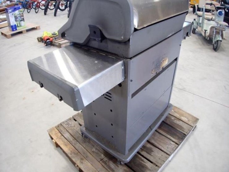 napoleon-rogue-se-4-burner-gas-bbq-image-2