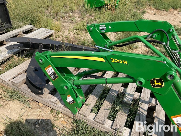 2020-john-deere-220r-image-13