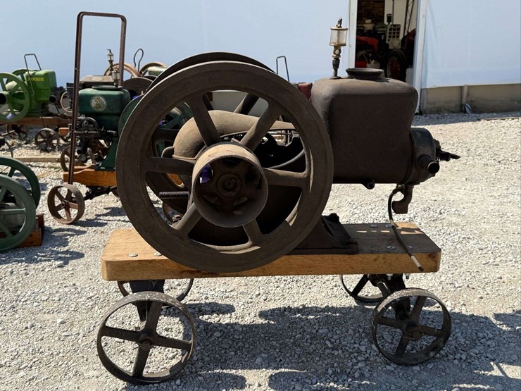 sandwich-3-hp-hit-&-miss-engine-on-truck-image-5