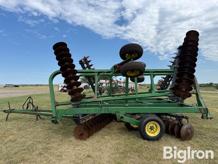 john-deere-335-image-8