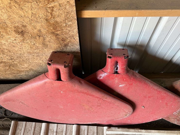 pair-of-farmall-/-ih-tractor-step-plate-fenders-image-2