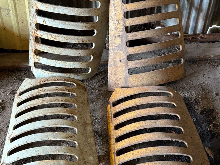 tractor-grille-side-panels-–-4-pieces-image-2