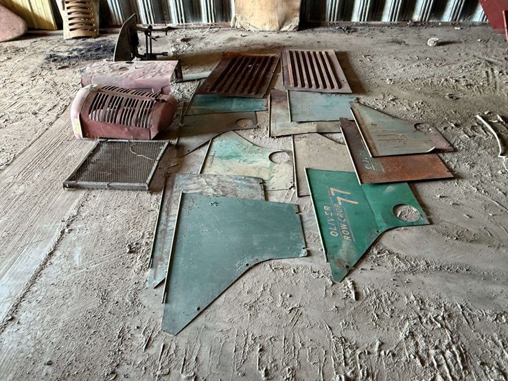 oliver-row-crop-77-sheet-metal-&-parts-lot-image-2