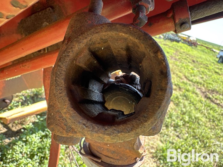 new-holland-1033-image-8