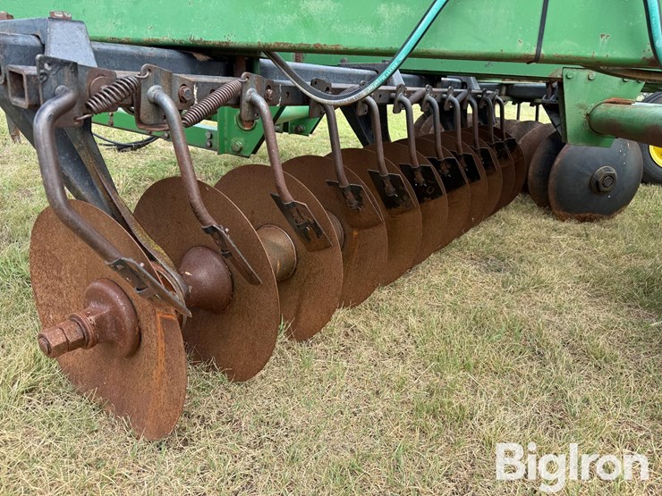 john-deere-335-image-17