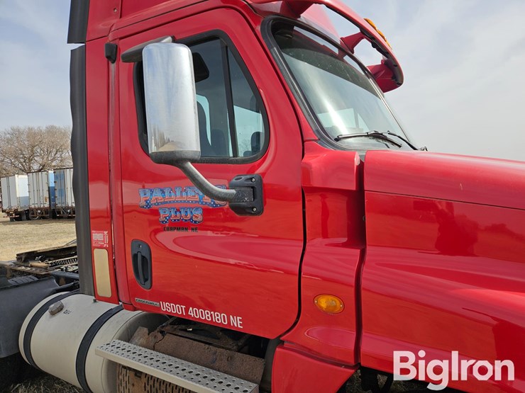 2012-freightliner-cascadia-125-image-13