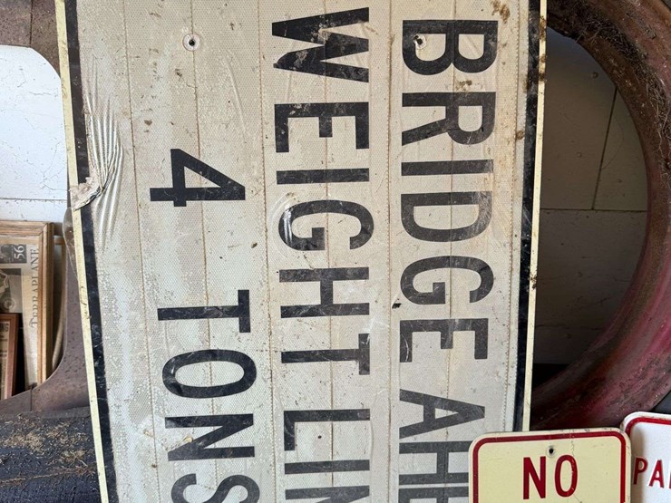 lot-of-3-vintage-road-&-parking-signs-image-2