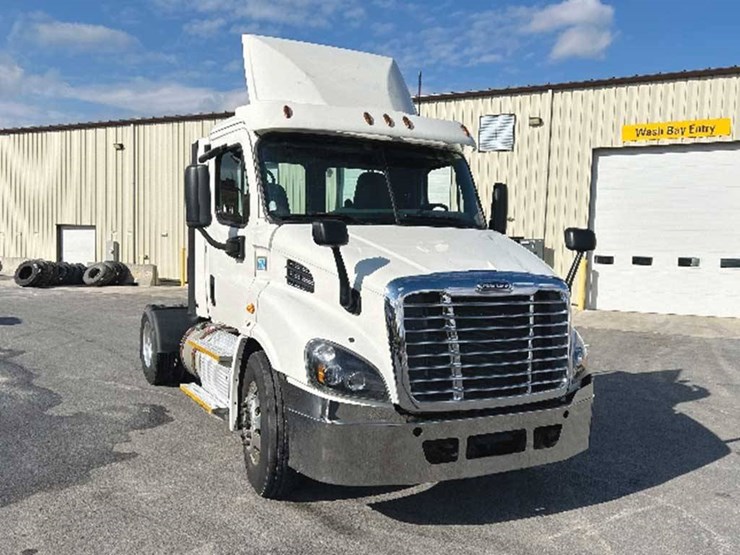 2017-freightliner-cascadia-113-image-1