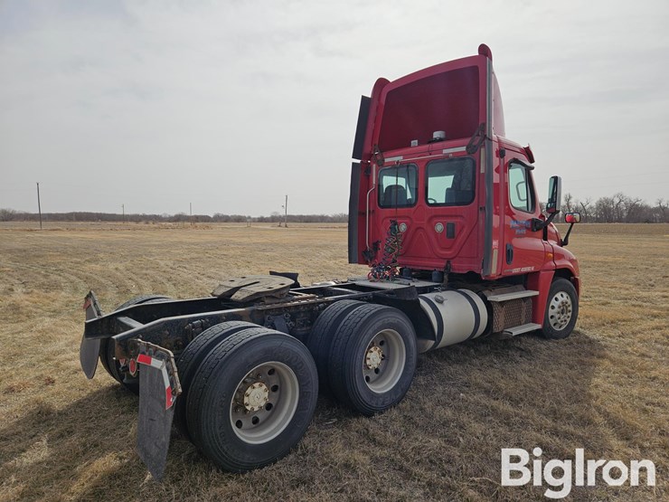 2012-freightliner-cascadia-125-image-5