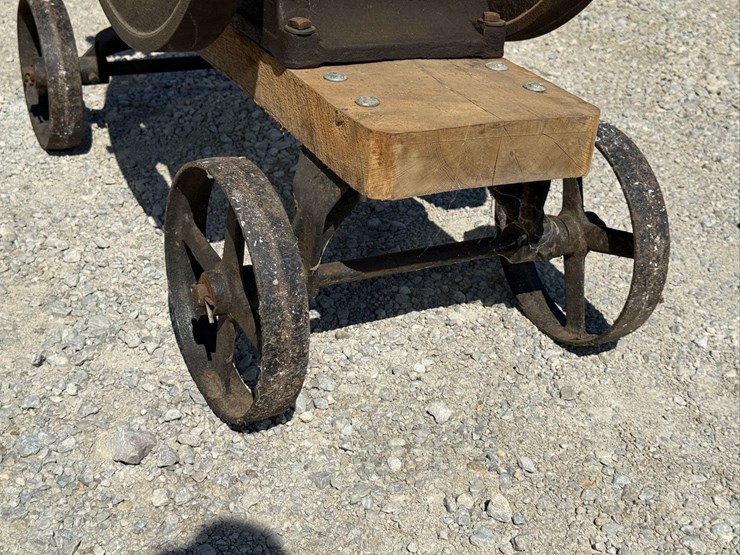 sandwich-3-hp-hit-&-miss-engine-on-truck-image-199