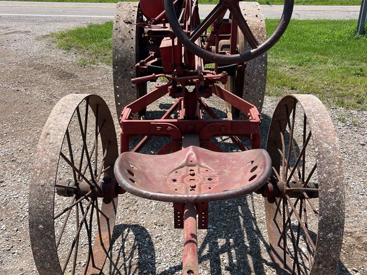 moline-universal-model-d-image-4