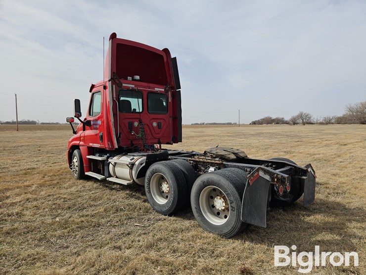 2012-freightliner-cascadia-125-image-7