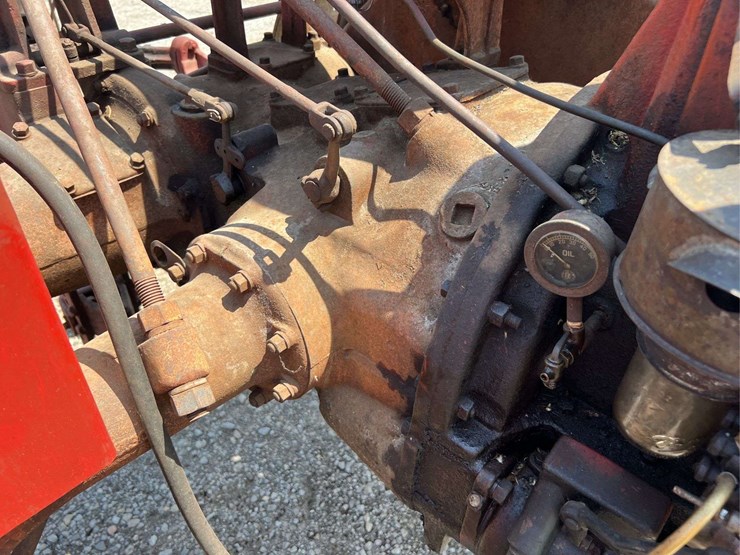 moline-universal-model-d-image-21