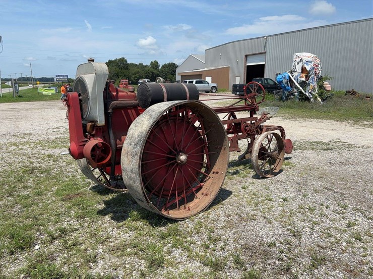 moline-universal-model-d-image-1