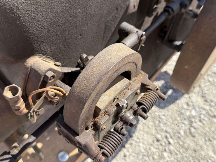 sandwich-3-hp-hit-&-miss-engine-on-truck-image-136