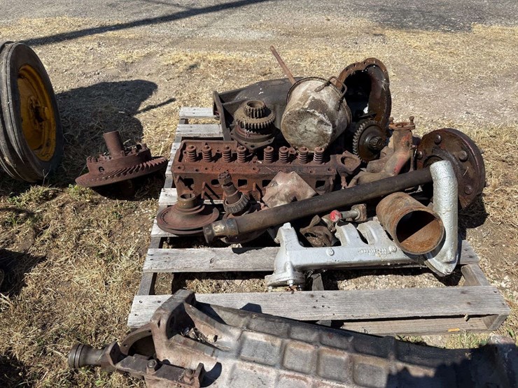 mix-of-tractor-engine-and-drivetrain-parts.-image-8
