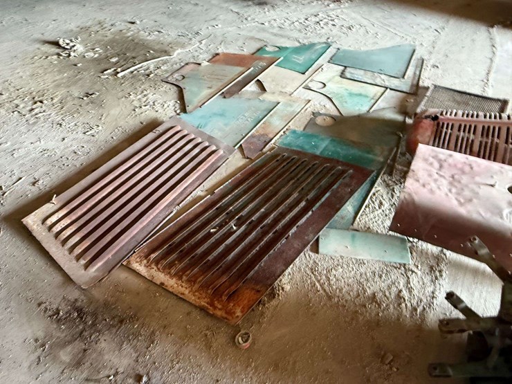 oliver-row-crop-77-sheet-metal-&-parts-lot-image-5