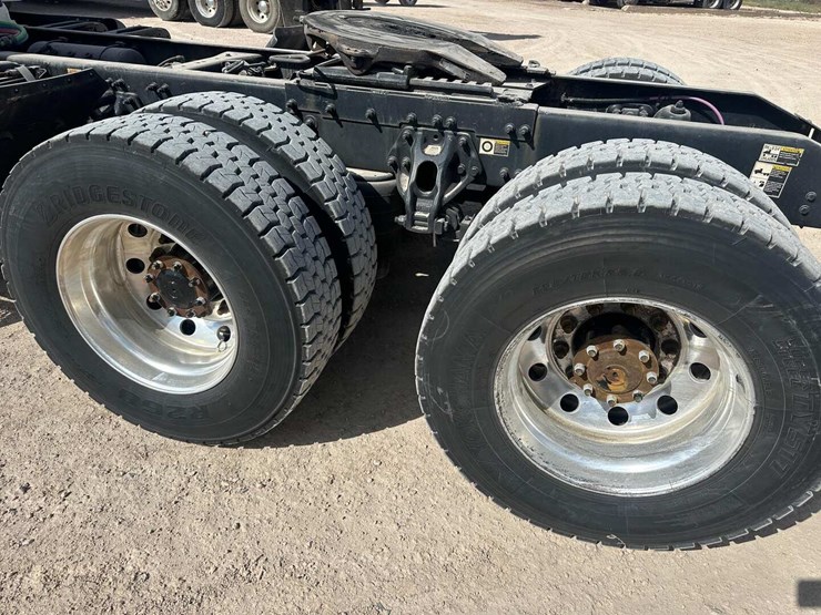 2019-peterbilt-579-image-7