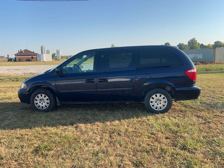 2006-chrysler-town-&-country-image-7