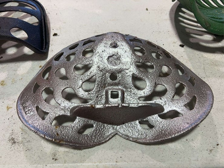 (3)-cast-iron-seats-image-10