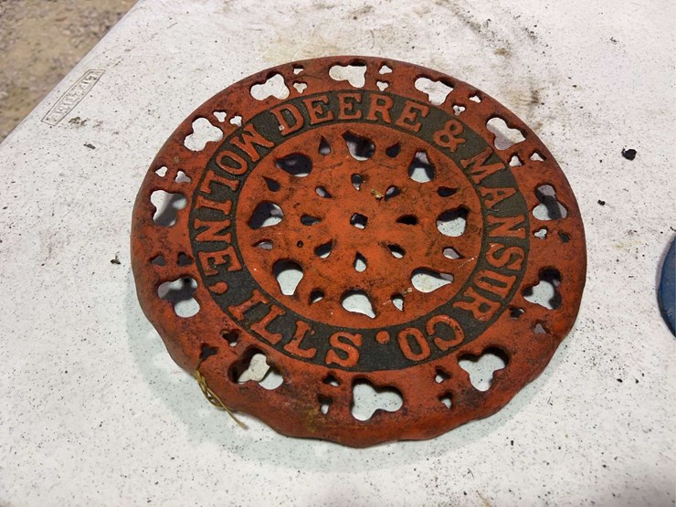 rare--deere-and-mansure-co.-cast-iron-seat-image-1