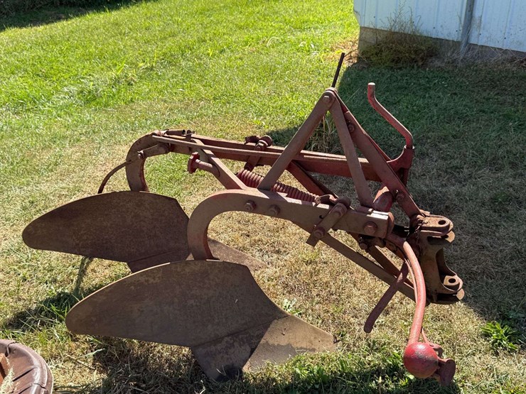 ferguson-2-bottom-3-point-plow-–-complete-with-depth-lever,-evansville,-in-tag-image-2