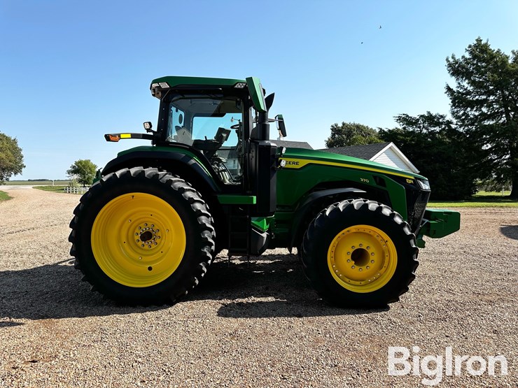 2023-john-deere-8r-370-image-4