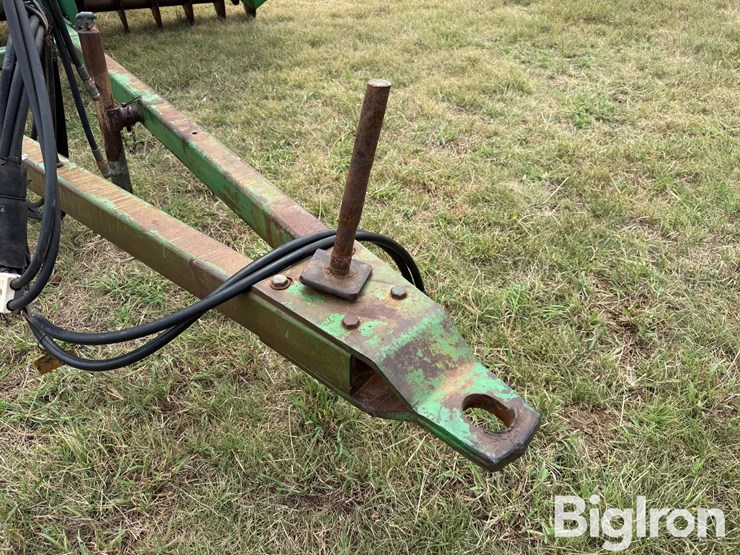 john-deere-335-image-9