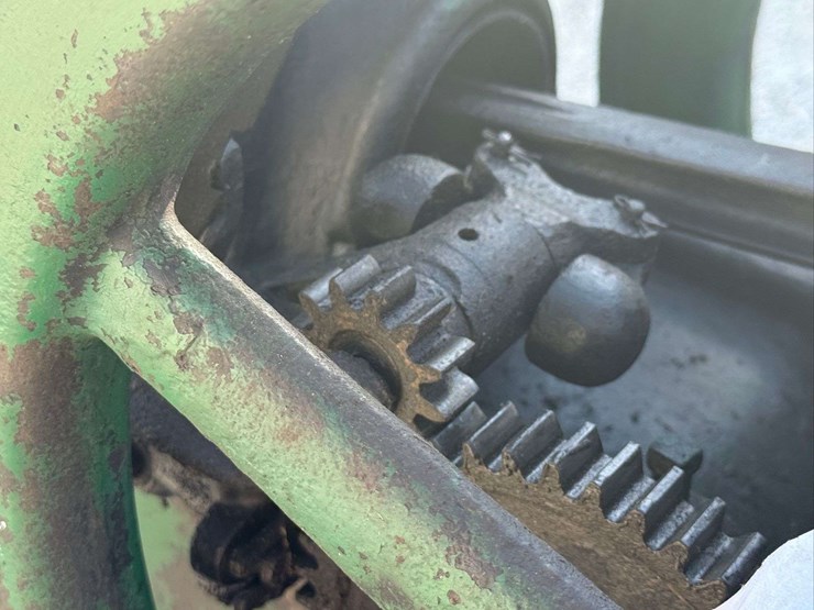 hercules-1½-hp-hit-&-miss-engine-on-truck-image-19