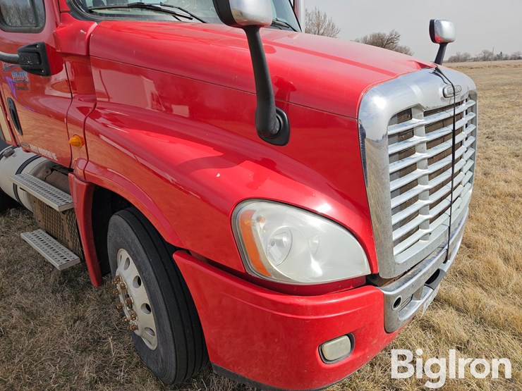 2012-freightliner-cascadia-125-image-11