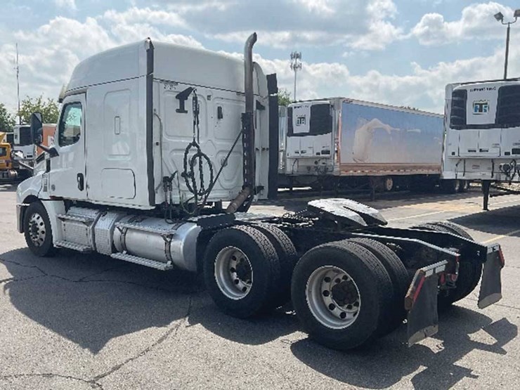 2019-freightliner-cascadia-126-image-2