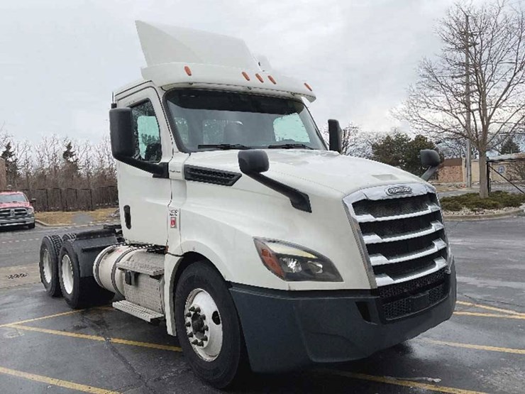 2019-freightliner-cascadia-126-image-1
