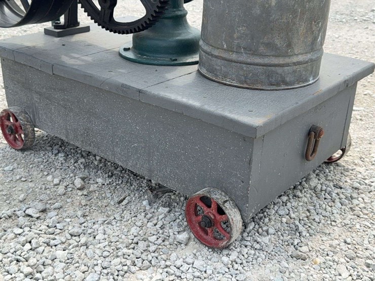 red-jacket-hand-pump-with-flywheel-drive,-demonstration-piece-image-30