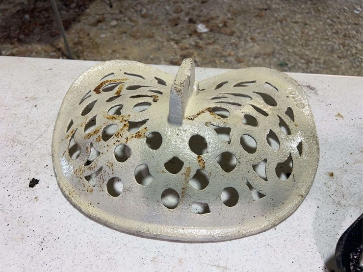 (3)-cast-iron-seats-image-11