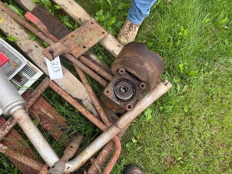 pallet-of-tractor-parts-image-4