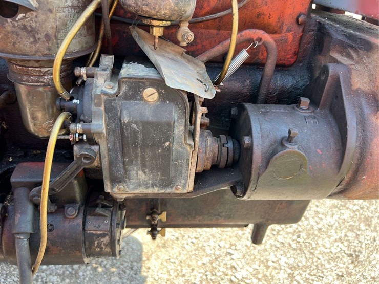 moline-universal-model-d-image-19