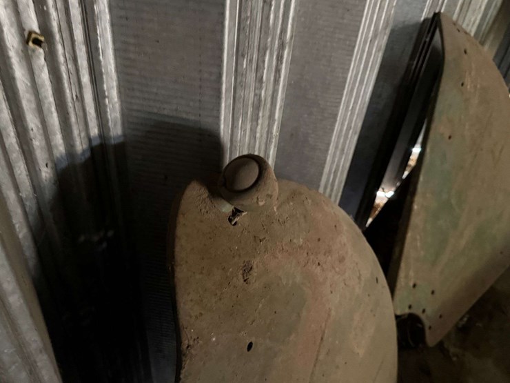 pair-of-oliver-tractor-rear-fenders-image-4
