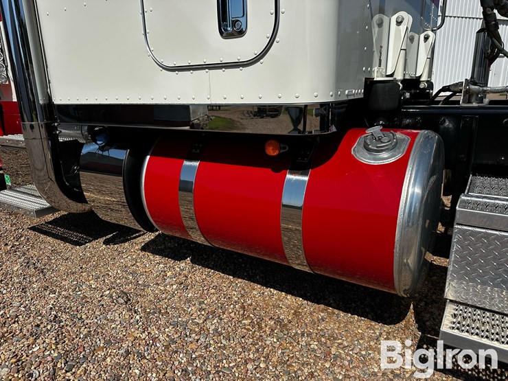 2024-peterbilt-389-image-11