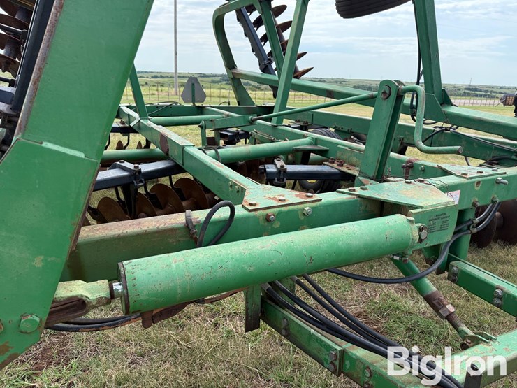 john-deere-335-image-16